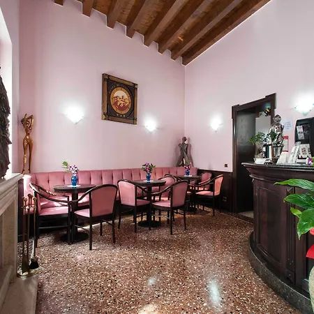 Al Castello Ξενοδοχείο 3*